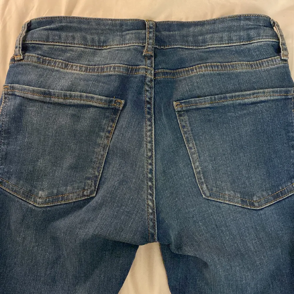 Säljer dessa Zara jeans som jag aldrig fått användning till! Jag är 1,60 och de är långa på mig!💗💗. Jeans & Byxor.