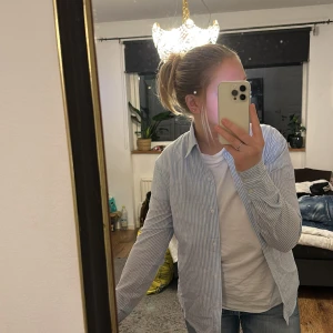 Randig skjorta - Skjorta från Nakd. Typ aldrig använd, jättebra skick