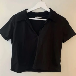 Zara topp - Topp från zara som bara blivit testad sen hängt i garderoben alltså super bra skick!