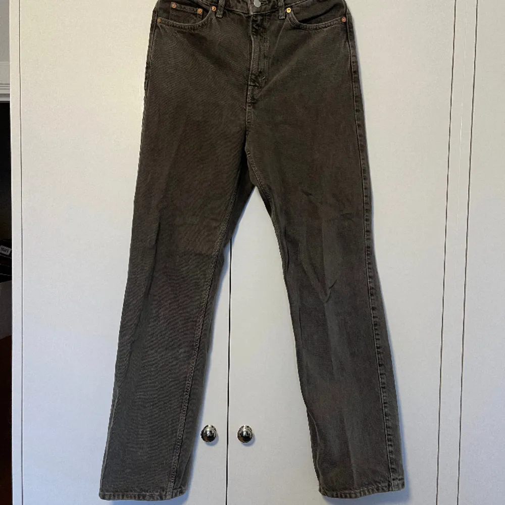 Säljer ett par snygga jeans från weekday av modellen Rowe. Storlek W29/L32. Aningen vida, raka jeans med lite högre midja. lite mörkgrå i färgen. Fler bilder kan tillhandahållas vid intresse. Tar bud.. Farkut & Housut.
