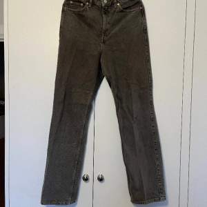 Säljer ett par snygga jeans från weekday av modellen Rowe. Storlek W29/L32. Aningen vida, raka jeans med lite högre midja. lite mörkgrå i färgen. Fler bilder kan tillhandahållas vid intresse. Tar bud.
