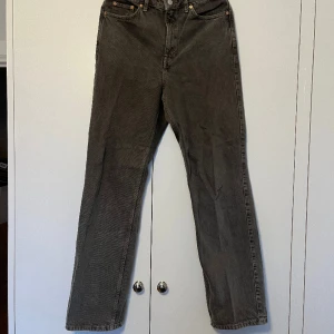 Jeans - Säljer ett par snygga jeans från weekday av modellen Rowe. Storlek W29/L32. Aningen vida, raka jeans med lite högre midja. lite mörkgrå i färgen. Fler bilder kan tillhandahållas vid intresse. Tar bud.