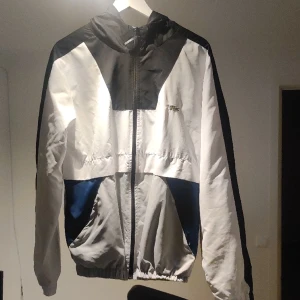 Lacoste jacka  - En fin sommsr\vår lacoste jacka  Använd fåtal gånger och har inga fel på den 