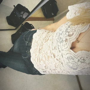 Spets topp - Intressekoll på min fina spets topp som inte använts nå många gånger, men så fin och passar till allt, storlek s tror jag man passar nog även xs och m då den är stretchig! Vet tyvärr inte märket då jag klippt av lappen! Men väldigt lik Zaras💓