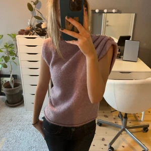 Stickad topp - Rosa/lila stickad topp från Zara i strl S. Med tre knappar på ena axeln. Använd fåtal gånger. Köparen står för frakt ❣️