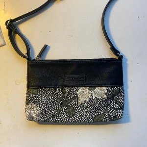 Väska - Fin väskta med snyggt mönster, bandet går att justera för att få den kortare/längre. Den har inga fack inuti utan bara ett stort där man får plats med mobil, plånbok och mer!💕😄