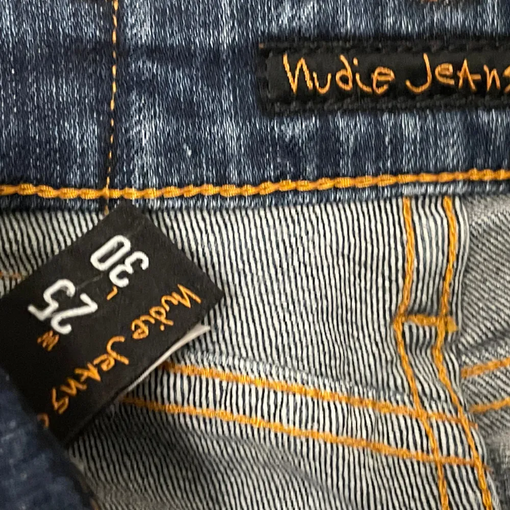 Nudie Slim jeans i felfritt, fint skick med fet wash  Midja 25 och Längd 30  Fraktar överallt samt möts upp i Stockholm vid behov.  Skriv gärna om du har några frågor eller vill ha fler bilder👐. Jeans & Byxor.