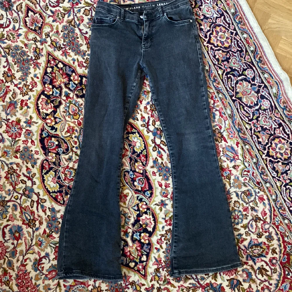 Ett par jättefina svarta utsvängda jeans med låg midja från Bikbok. De är i storlek M men är rätt stretchiga och har längden 31. Ordinariepriset var 599kr. Skriv vid frågor eller intresse!💘. Jeans & Byxor.