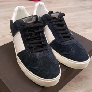 Valentino flycrew - Säljer ett par mörkblåa valentino flycrew i storlek 43, cond 10/10 helt nya. Kommer med OG box och extra snören