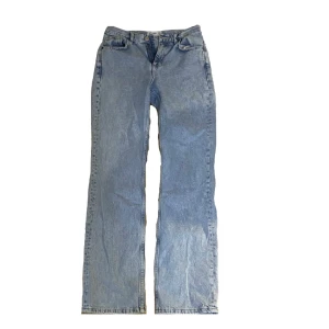 Ljusblåa midrise straight jeans - Super snygga ljusblåa midrise jeans 🌟från mango!  