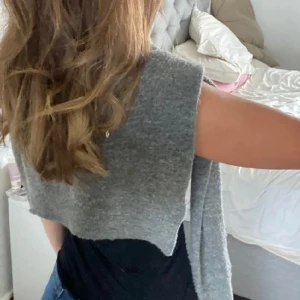 Stickad tröja - Lite nopprig därav priset! Funkar även jättebra o ha över toppar osv på sommaren som på bilden💓