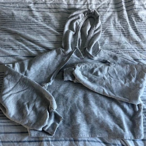 Croppad hoodie - Säljer en croppad hoodie från Ginatricot, i fint skick