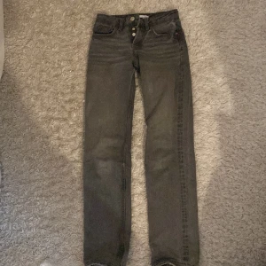 Gråa low waist jeans - Jättesnygga jeans från zara som är low waist och straight😍. Köpta på plick för 300 och säljer för 100. Äslkar dessa byxor men säljer då de blivit lite för små. Passar ngn som är cirka 160 cm lång. Tveka inte på att höra av er❤️🫶🏻