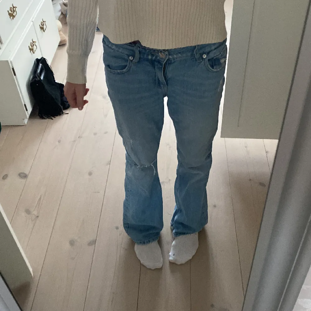 Superfina Bootcut jeans med slitage från Gina tricot. Använda minst 3 ggr💞lite stora i storleken!. Jeans & Byxor.