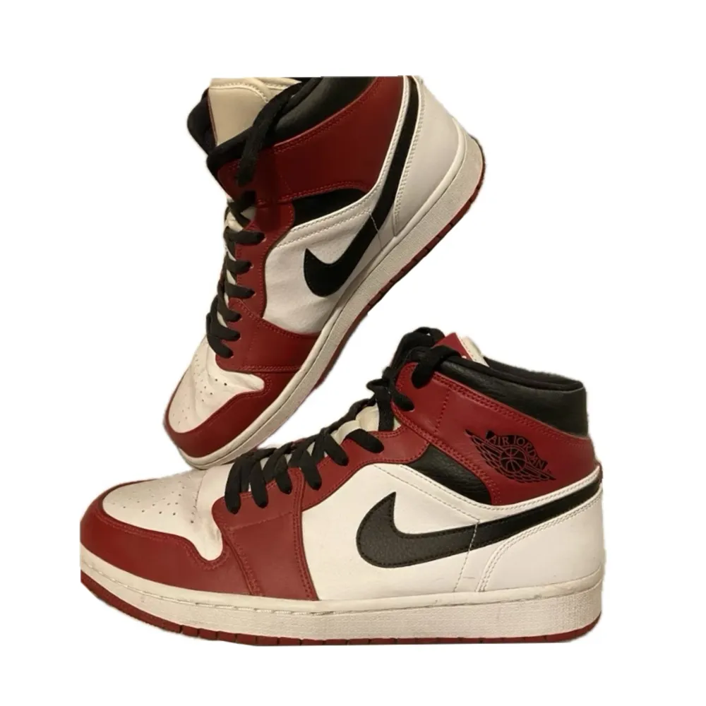 Air Jordan 1 High Chicago❤️ De är i använt skick med inga skador, smuts kan tvättas bort lätt! (Äkta skor, QR kod finns inne) skriv för mer bilder eller funderingar:). Skor.