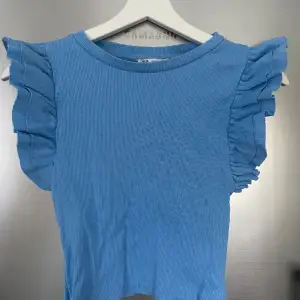 En otroligt snygg tröja med volanger från zara. Tröjan har en väldigt fin och stark blå färg!💙köpt för 150 kr men säljer för 100 kr, mycket bra skick på varan🍾