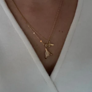 Guld halsband  - Guld halsband med en hand på, jätte snyggt och ovanligt!! Super likt Maria Nilsdotter 💕