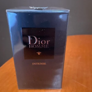 Dior homme intense  - Säljer en oöppnad dior homme intense 50 ml. Ångrade mitt köp men har slängt kvittot.