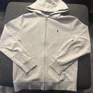Ralph lauren zip - En sjysst raffe zip i väldigt fint skick.   Skriv vid frågor eller annat!