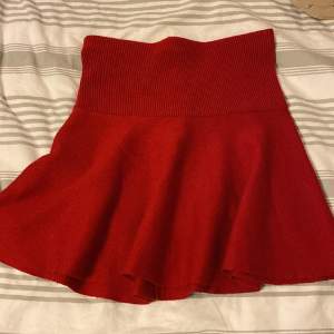 Röd/vinröd stickad kjol från zara