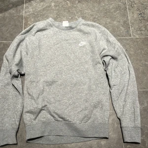 Nike sweatshir - Grå nike tröja i storlek xs Kontakta för info.