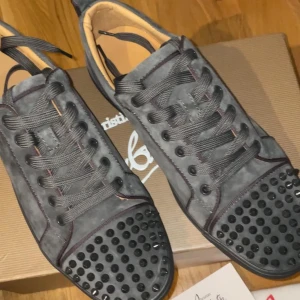 Louboutin skor - Säljer dessa Louboutin skor, aldrig använda, medföljer extra spikar, skokartongen, mm Hör bara av er för fler bilder o videos Pris kan diskuteras  Bilderna är lite suddiga pga av att en polare skickade video o screenar ifrån de. vid snabb affär MVH Melvin