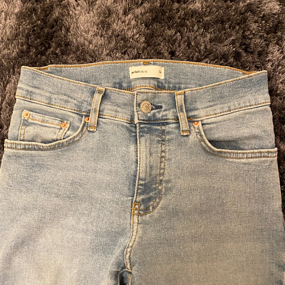 Ljusblåa, lågmidjade bootcut jeans som används 2 gånger. Väldigt fint skick då dem knappt använts. . Jeans & Byxor.