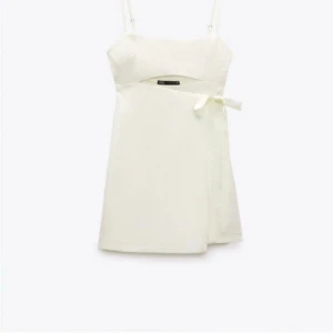 Zara mini dress - En jätte söt mini dress från zara som jag säljer för att den ej passar mig, använd 1-2 gånger ( den är bara skrynklig på bilden men kan stryka den) så den är som ny💋💋pris kan diskuteras 💋