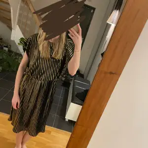 Säljer min guld-svarta klänning från Name it🩷Passar väldigt bra till fest och kan bli riktigt fin om man stylar den bra!