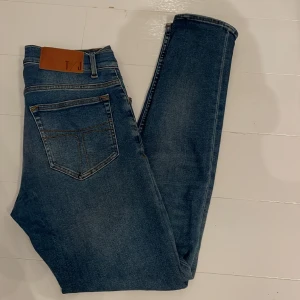 Tiger of sweden jeans - Hej! Jag säljer dessa jeans från tiger of sweden. Dem är aldrig använda och det är därför jag säljer dem. Det är slim fit och modellen evolve. Nypris 1400kr, mitt pris 399kr. Skick 10/10. Hör av er vid frågor eller funderingar. Pris kan diskuteras.