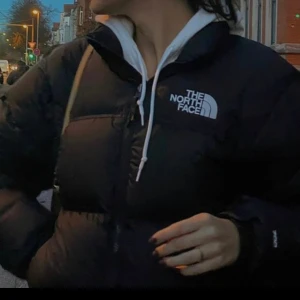 The north face jacka  - Använd två säsonger men fortfarande i bra skick!!  Kan också byta mot en likadan fast i s/m dam storlek!! Köparen står för frakt 📦 