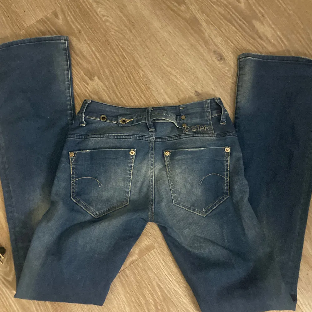 Sjukt snygga lågmidjade bootcut jeans som jag tyvärr har börjat tröttnat på❤️ midjemått: 35 cm  Innerbenslängd:83 cm . Jeans & Byxor.