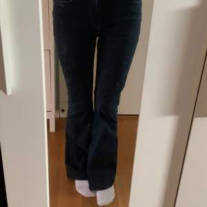 Jätte fina jeans från River Island, de är mörkblå med mellan-hög midja. 