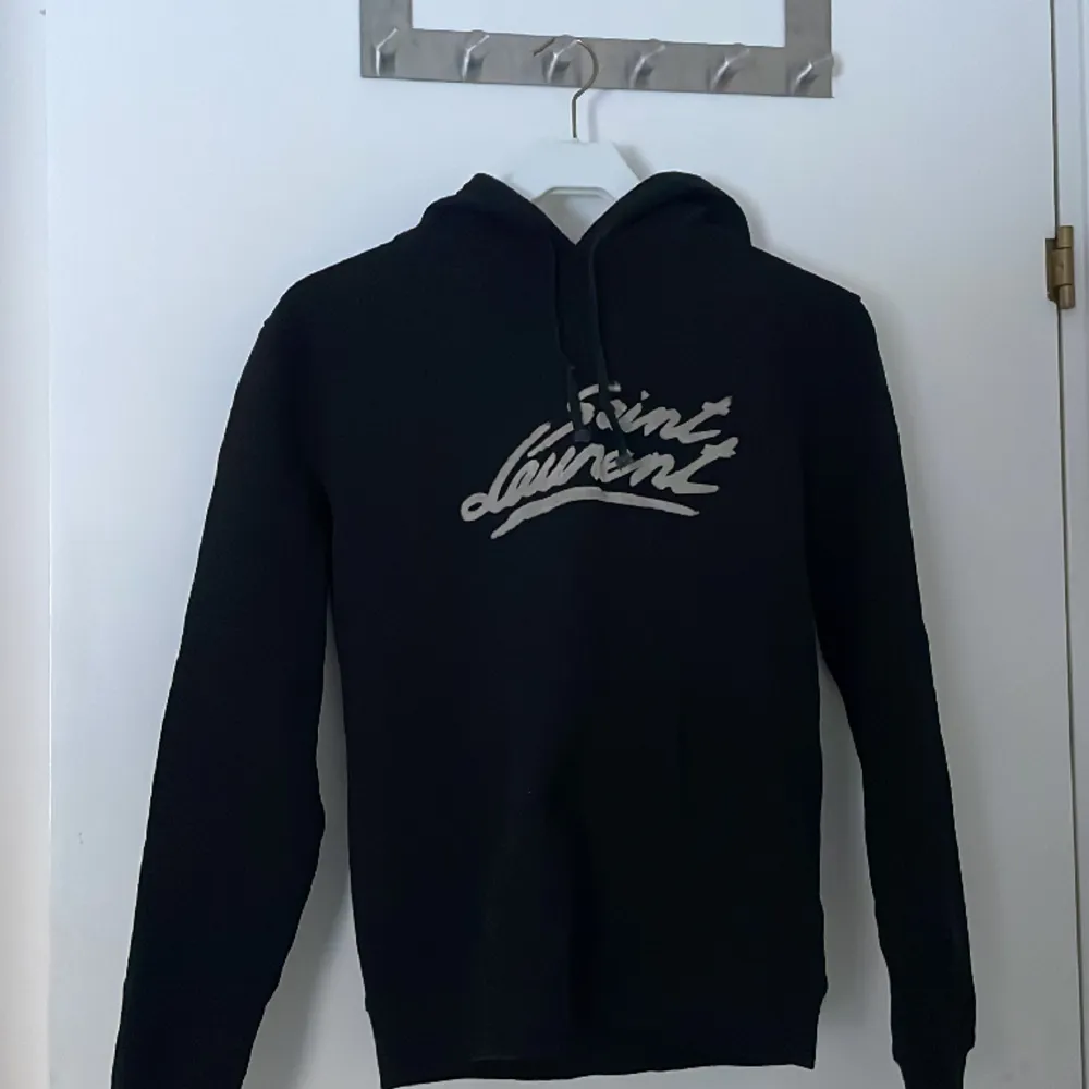 Säljer min sjukt snygga hoodie från saint Laurent. Nypris ligger på ca 10 000.  Kan gå ner i pris vid snabb affär!!. Hoodies.