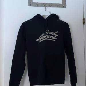 Säljer min sjukt snygga hoodie från saint Laurent. Nypris ligger på ca 10 000.  Kan gå ner i pris vid snabb affär!!