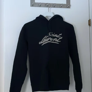 Saint Laurent hoodie - Säljer min sjukt snygga hoodie från saint Laurent. Nypris ligger på ca 10 000.  Kan gå ner i pris vid snabb affär!!