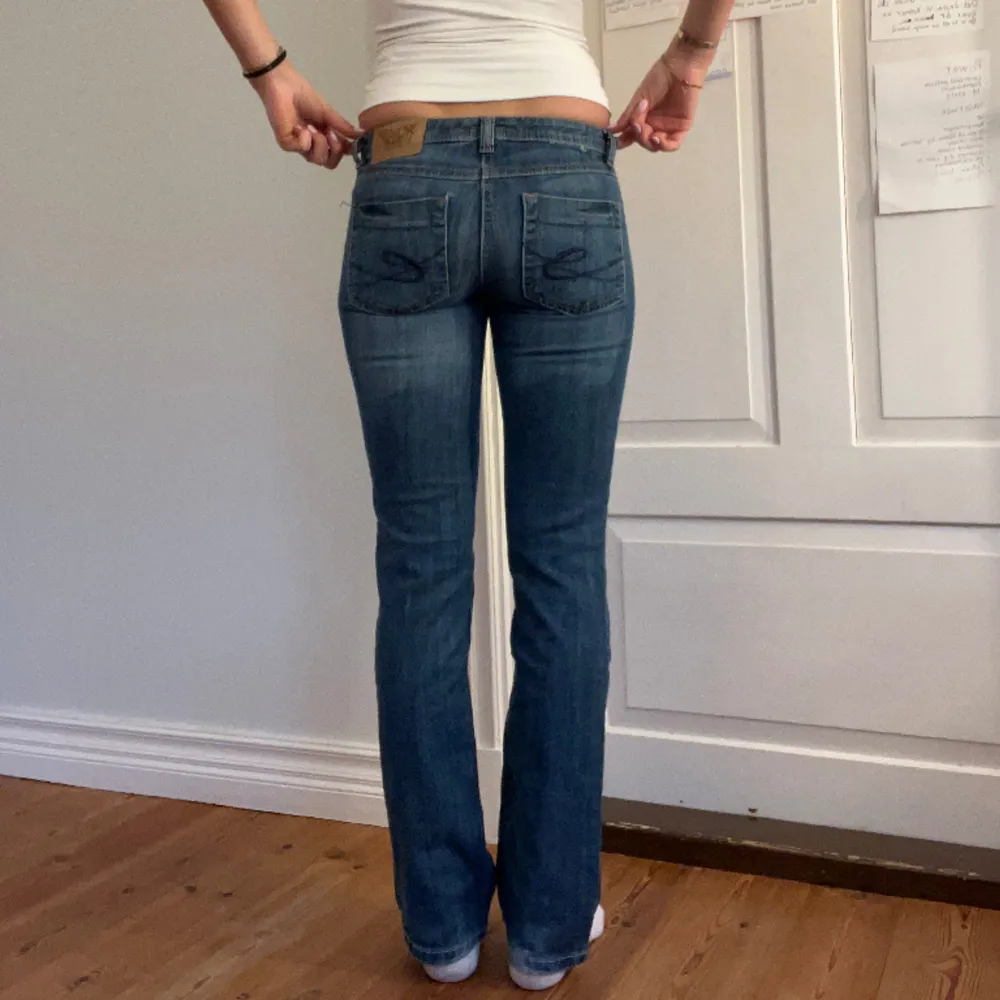 Lågmidjade vintage jeans.  Jag på bilden är 170cm.  Midjemåttet: 36cm (från sida till sida)  Lårmått: 23cm  Inerbenslängd: 78cm Inga defekter 💕 använd dig utav köp nu🫶. Jeans & Byxor.