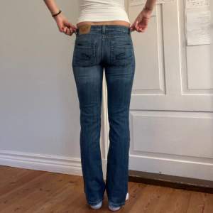 Lågmidjade vintage jeans.  Jag på bilden är 170cm.  Midjemåttet: 36cm (från sida till sida)  Lårmått: 23cm  Inerbenslängd: 78cm Inga defekter 💕 använd dig utav köp nu🫶