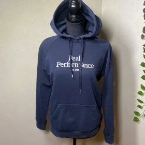 Peak Performance Hoodie  - Säljer en Peak Performance Hoodie i marinblå färg. Fick den som present av mitt ex nu vill jag sälja den. Fortfarande i fin skick som ny. Storlek M