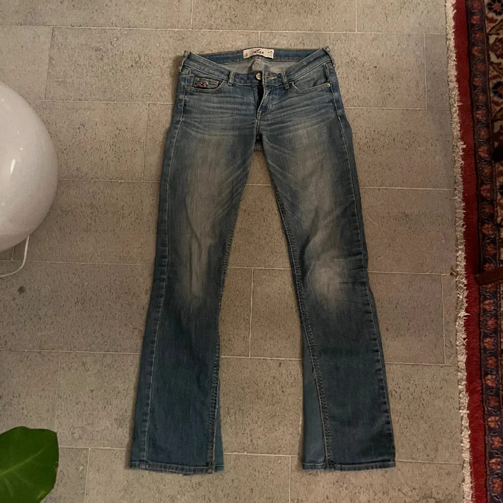 Jättefina lågmidjade jeans från hollister. De är utsydda längst ner men inget som syns. Säljer då de inte kommer till användning. Midjemåttet är 38cm rakt över och innerbenslängden är 79cm. TRYCK INTE PÅ KÖP NU! Skriv vid frågor eller intresse❤️. Jeans & Byxor.