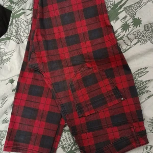 Svart, röd rutiga skinny "jeans" - Inga defekter, använda en gång. Storlek 36