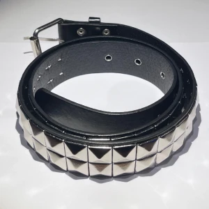 skärp med nitar - ett skärp med nitar köpt från blue fox 🖤aldrig använd, alla nitar finns kvar och är ej rostiga. storlek är M; störst är ungefär 97cm, minst är ungefär 86cm. finns 5 hål med extra 11cm så man kan göra fler hål, även 4cm om man vill göra det mindre!