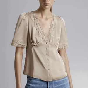 & Other Stories blus  - Super fin blus från other stories! Använd en gång annars bara prövad så i inprinsip ny skick. Ny pris kostar den 790 kr!