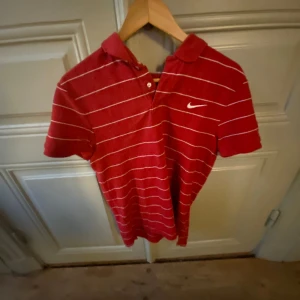 Vintage Nike piké  - En nike piké från tidigt 90 tal fått av min pappa men är nu förliten
