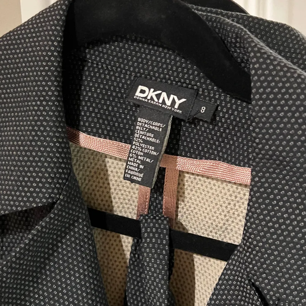 En jättefin kavaj från DKNY i storlek 8 som motsvarar S! Den är perfekt längd med korta ärmar. Ett bälte medkommer om man vill knyta runt midjan! Tyvärr kommer den inte till användning för mig🩷🩷. Tröjor & Koftor.