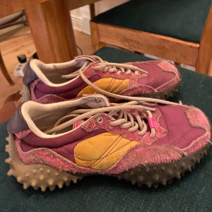 Eytys Sneakers  - Eytys sneakers modell fugu. Finns tecken på användning då de är lite dammiga. Tvättas av innan försäljning💕🫧  Storlek 36 – har själv 37, de fungerar fint på mig ändå!  Öppen för prisförslag 