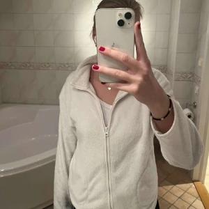 Teddy/fleecejacka Lindex  - Superfin vit teddyfleece i storlek S från Lindex! Säljer på grund av att den inte kommer till användning. Sparsamt använd och därför i nyskick!💞💞