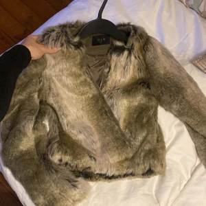 Pälsjacka - Pälsjacka från Vila Clothes som köptes för föera år sedan och aldrig använts !
