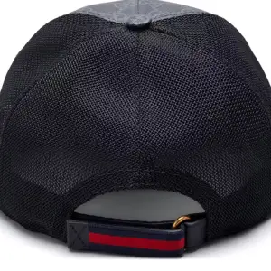 Gucci Snake Black Cap Helt ny keps använt i ungefär 3 månader. Kommer även med box och påsen.