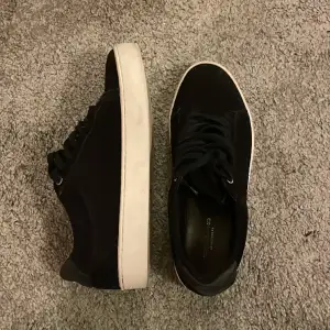 Säljer mina vagabond sneakers som stått oanvända sen sommaren. Jätte snygga sneakers med en liten högre sula som passar både man och kvinna. Köpta för 1500.  Pris kan diskuteras 